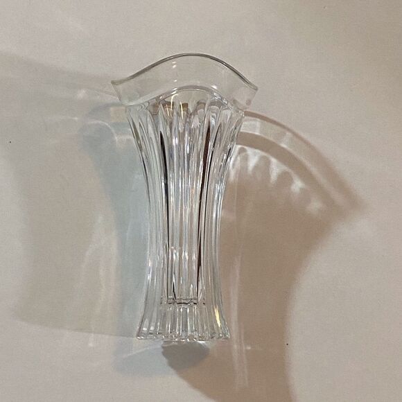 Vintage Elegant Clear Glass Flower Vase - Picture 8 of 8